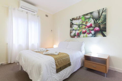 B5 Crawley Apartment 1 BRM & Sleepout Near UWA - Accommodation Whitsundays 1