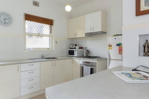 B6 Crawley Apartment 1 BRM & Sleepout Near UWA - Accommodation Whitsundays 3