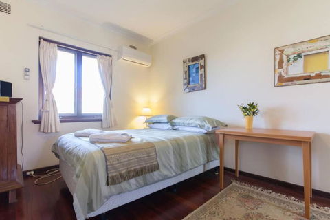 B8 Crawley Apartment 1 BRM & Sleepout Near UWA - Accommodation Whitsundays 3
