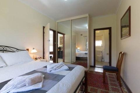 B9 Crawley Apartment 1 BRM & Sleepout Near UWA - Accommodation Whitsundays 0