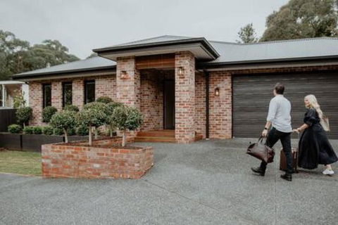BADGER HOUSE - 4 Bed, 4 Bath, Stunning Entertainer Plus Fire - Accommodation Whitsundays 1