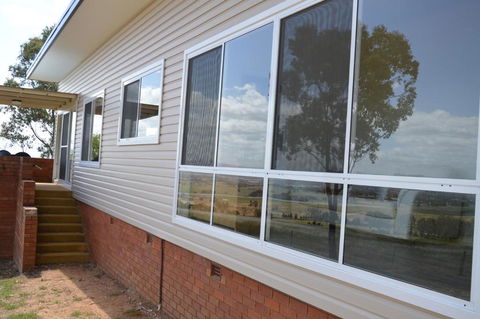 BATHURST GOLDFIELDS RESIDENCE On MOUNT PANORAMA - Accommodation Whitsundays 3