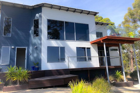 BAY OF FIRES BEACH SHACK Ocean Views From A Modern Beachhouse - Accommodation Whitsundays 0