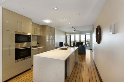 Boathouse Port Of Airlie - Accommodation Whitsundays 6