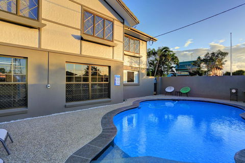 Chalet Motor Inn - Accommodation Whitsundays 2