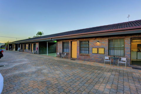 Chalet Motor Inn - Accommodation Whitsundays 10