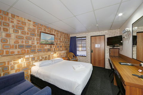 Chalet Motor Inn - Accommodation Whitsundays 16