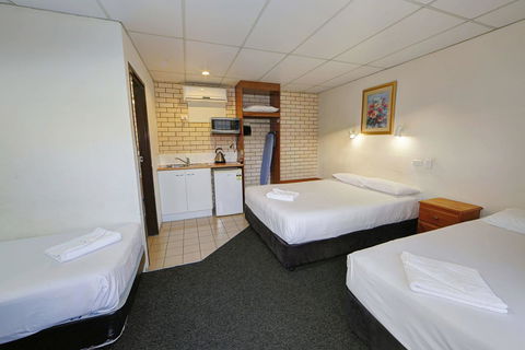 Chalet Motor Inn - Accommodation Whitsundays 17