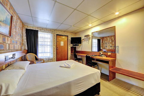 Chalet Motor Inn - Accommodation Whitsundays 15