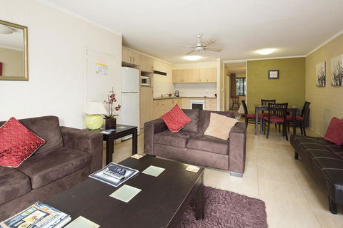 Burleigh Palms Holiday Apartments - Accommodation Whitsundays 36