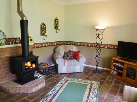 Apple Tree Cottage Montville - Accommodation Whitsundays 4