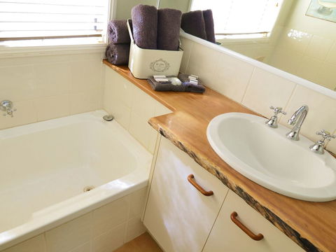 Apple Tree Cottage Montville - Accommodation Whitsundays 10
