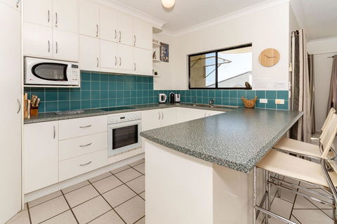 Waterfront Views From Private Rooftop Balcony - Bayview South Esp, Bongaree - Accommodation Whitsundays 8