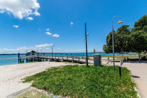 Waterfront Views From Private Rooftop Balcony - Bayview South Esp, Bongaree - Accommodation Whitsundays 10