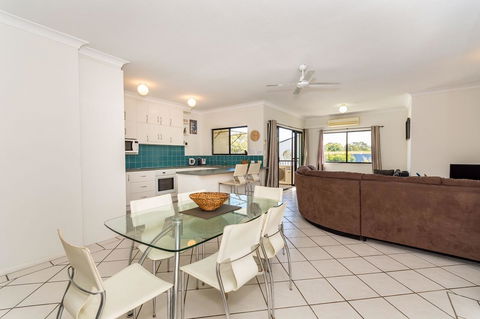 Waterfront Views From Private Rooftop Balcony - Bayview South Esp, Bongaree - Accommodation Whitsundays 3