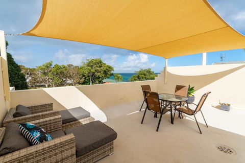 Waterfront Views From Private Rooftop Balcony - Bayview South Esp, Bongaree - Accommodation Whitsundays 12