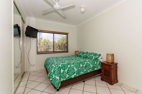 Waterfront Views From Private Rooftop Balcony - Bayview South Esp, Bongaree - Accommodation Whitsundays 11