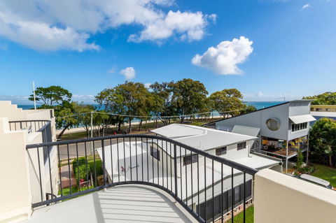 Waterfront Views From Private Rooftop Balcony - Bayview South Esp, Bongaree - Accommodation Whitsundays 6
