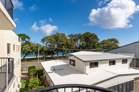 Waterfront Views From Private Rooftop Balcony - Bayview South Esp, Bongaree - Accommodation Whitsundays 16