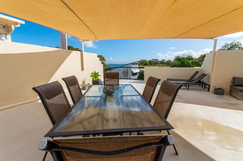 Waterfront Views From Private Rooftop Balcony - Bayview South Esp, Bongaree - Accommodation Whitsundays 9