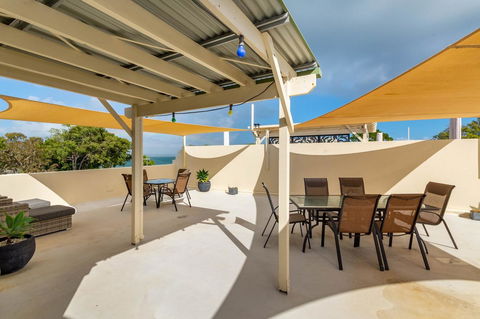 Waterfront Views From Private Rooftop Balcony - Bayview South Esp, Bongaree - Accommodation Whitsundays 18