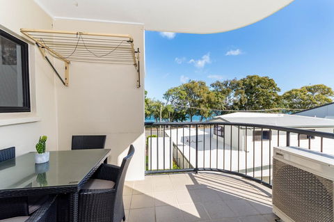 Waterfront Views From Private Rooftop Balcony - Bayview South Esp, Bongaree - Accommodation Whitsundays 17