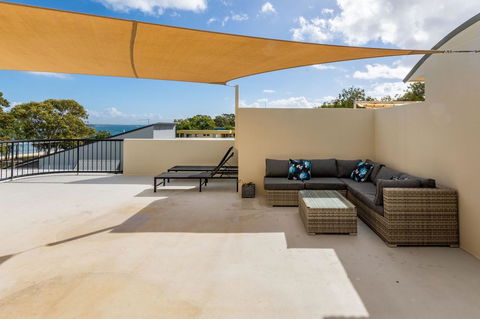 Waterfront Views From Private Rooftop Balcony - Bayview South Esp, Bongaree - Accommodation Whitsundays 13