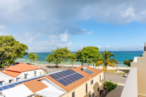 Waterfront Views From Private Rooftop Balcony - Bayview South Esp, Bongaree - Accommodation Whitsundays 5