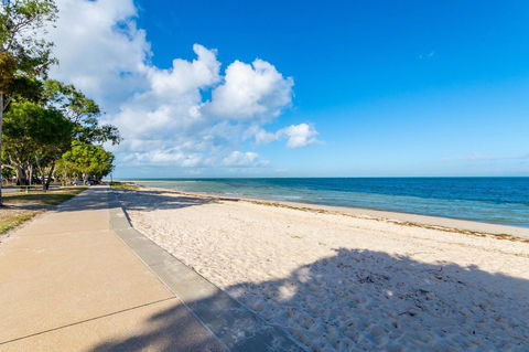 Waterfront Views From Private Rooftop Balcony - Bayview South Esp, Bongaree - Accommodation Whitsundays 1