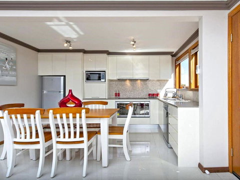 'Beach Break 2', 2/10 Lionel St - Downstairs Unit With Aircon - Accommodation Whitsundays 2