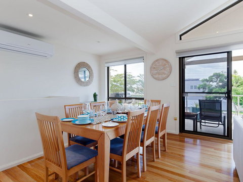 'Sandy Point Haven', 21a Sandy Point Rd - Stylish Haven With WIFI, Air Conditioning & Water Views - Accommodation Whitsundays 3