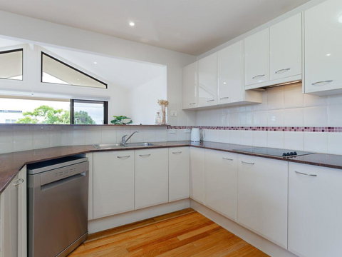 'Sandy Point Haven', 21a Sandy Point Rd - Stylish Haven With WIFI, Air Conditioning & Water Views - Accommodation Whitsundays 2