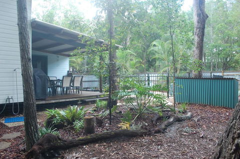 1 Naiad Court - Lowset Family Home With Swimming Pool And Covered Deck. Pet Friendly - Accommodation Whitsundays 2