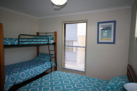 1 Naiad Court - Lowset Family Home With Swimming Pool And Covered Deck. Pet Friendly - Accommodation Whitsundays 0