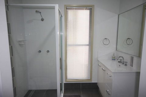 1 Naiad Court - Lowset Family Home With Swimming Pool And Covered Deck. Pet Friendly - Accommodation Whitsundays 3