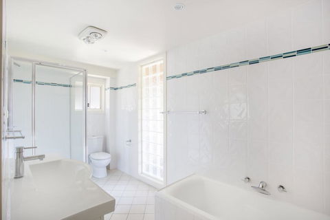 11 Riley St - Stylishly Modern - Accommodation Whitsundays 1