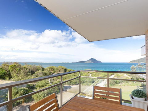 12 'Intrepid' 3 Intrepid Close - Right On The Beachfront - Accommodation Whitsundays 0