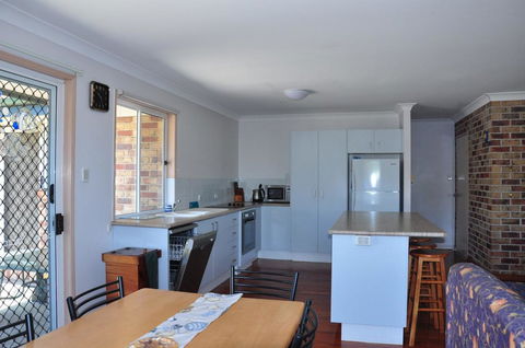 23 Carlo Road - Lowset Family Home Within Walking Distance To The Shopping Centre. Pet Friendly - Accommodation Whitsundays 1