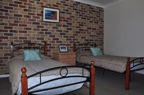 23 Carlo Road - Lowset Family Home Within Walking Distance To The Shopping Centre. Pet Friendly - Accommodation Whitsundays 2