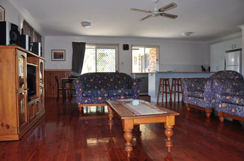 23 Carlo Road - Lowset Family Home Within Walking Distance To The Shopping Centre. Pet Friendly - Accommodation Whitsundays 0