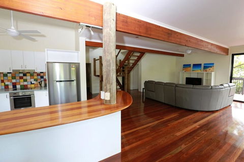 25 Naiad Court - Rainbow Shores, The Ultimate Beachside Executive Property, Air Conditioned - Accommodation Whitsundays 1