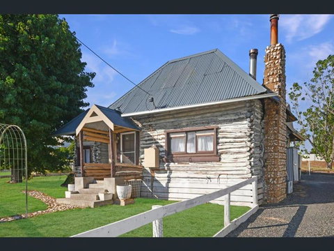 Darlington Log Cottage - Accommodation Whitsundays 3