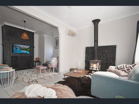 Darlington Log Cottage - Accommodation Whitsundays 4