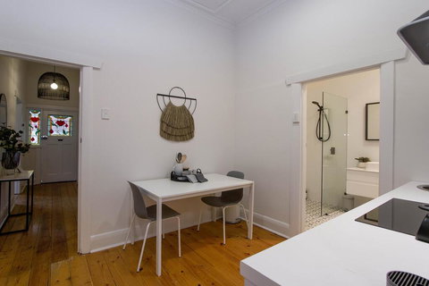 2BR Cottage With Parking Close To Adelaide CBD - Accommodation Whitsundays 2