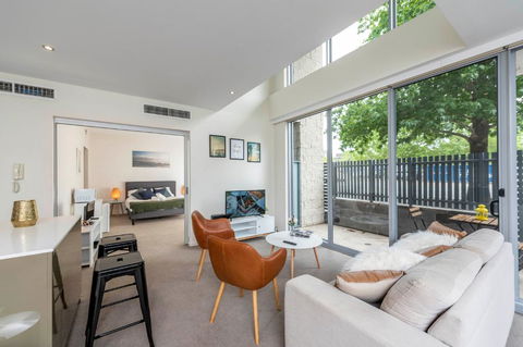 3 BDR Stylish City Retreat // Close To All And Everything In Canberra - Accommodation Whitsundays 2