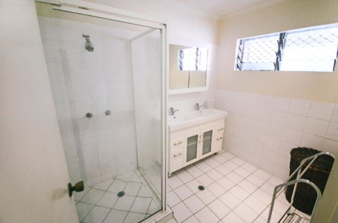 3 Bedroom Apartment // Spence St - Accommodation Whitsundays 2
