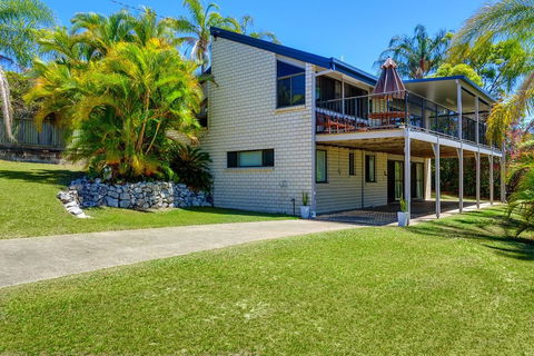 40 Rumbalara Avenue - Rainbow Beach, Entertain On The Spacious Verandah Overlooking Beautiful Rainbow Beach - Accommodation Whitsundays 0