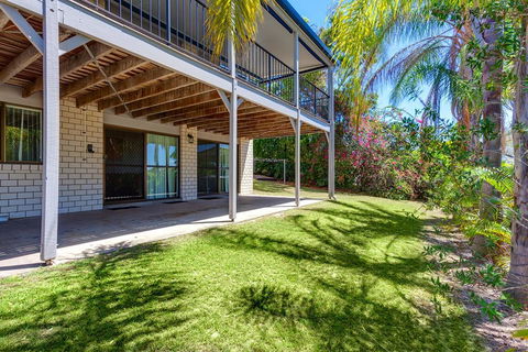 40 Rumbalara Avenue - Rainbow Beach, Entertain On The Spacious Verandah Overlooking Beautiful Rainbow Beach - Accommodation Whitsundays 2