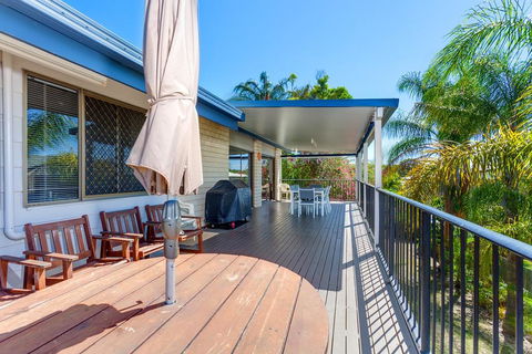 40 Rumbalara Avenue - Rainbow Beach, Entertain On The Spacious Verandah Overlooking Beautiful Rainbow Beach - Accommodation Whitsundays 1