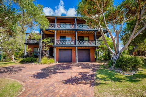 41 Carlo Circle - Rainbow Beach, Huge Beach House With Room For Everyone - Accommodation Whitsundays 0